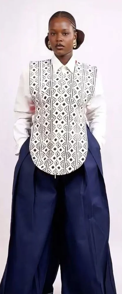 Top Babi blanc et noir porté sur chemise blanche