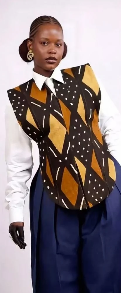 Top Babi marron porté sur chemise blanche et pantalon bleu nuit