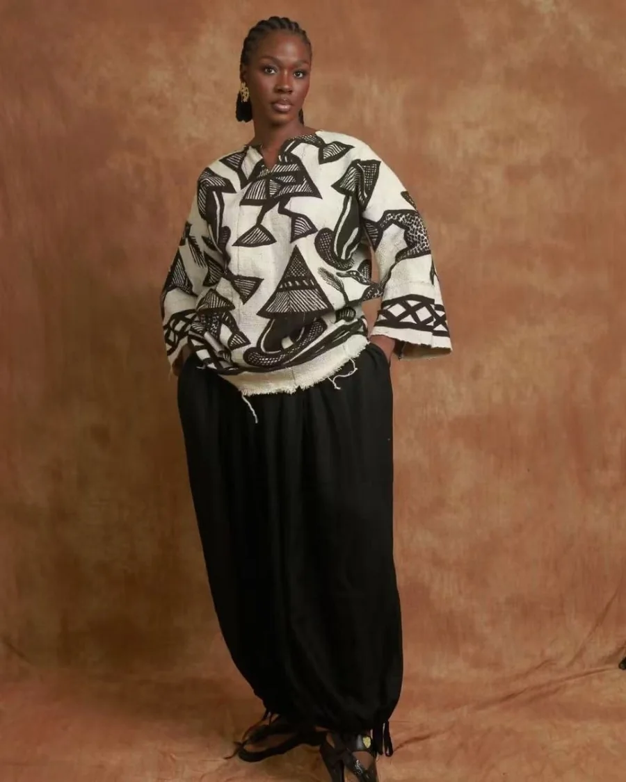 Chemise bogolan écrue aux motifs noirs, pantalon bouffant