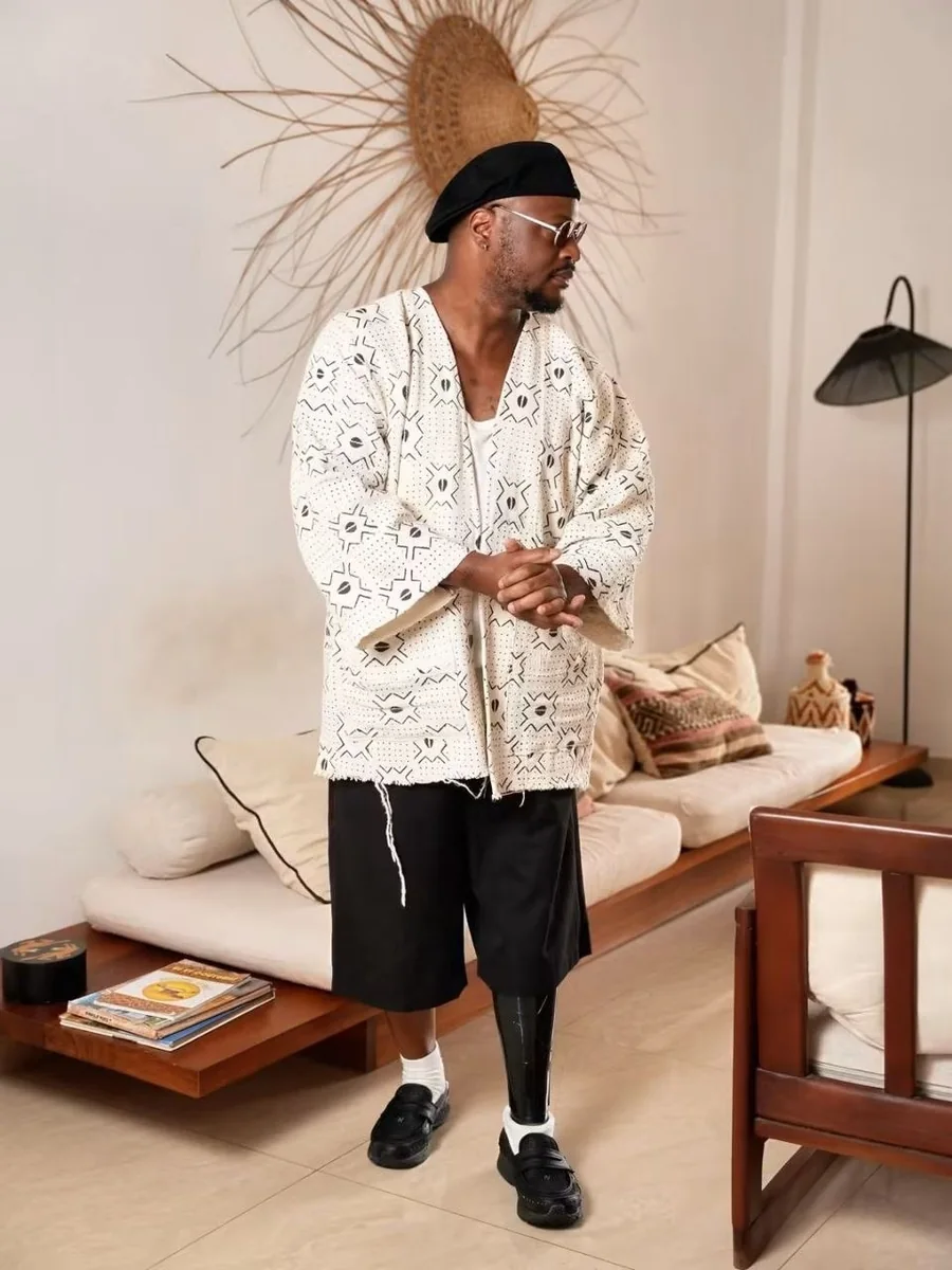 Veste kimono écrue, bermuda noir, homme