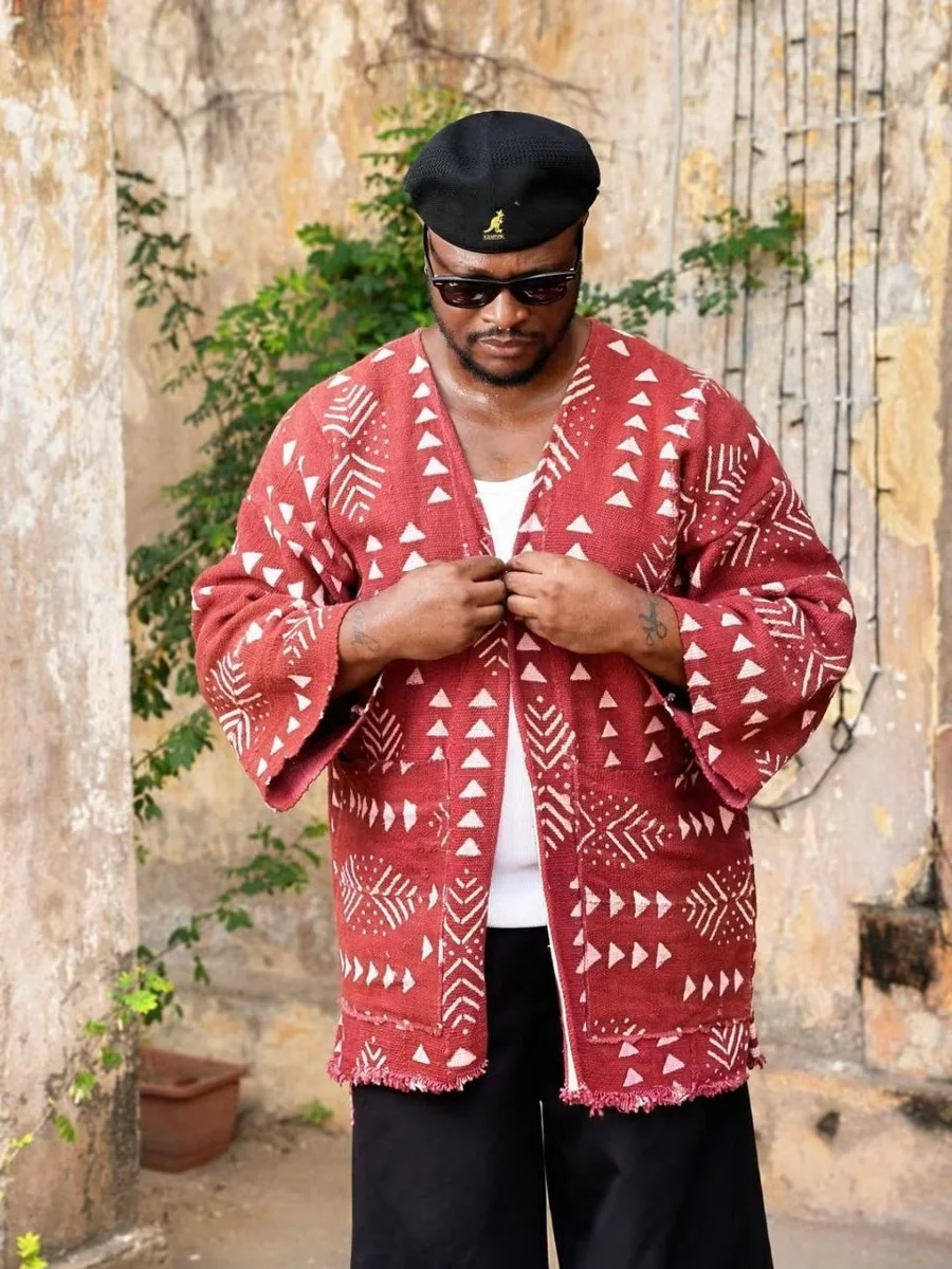 Veste kimono rouge aux triangles blancs, homme