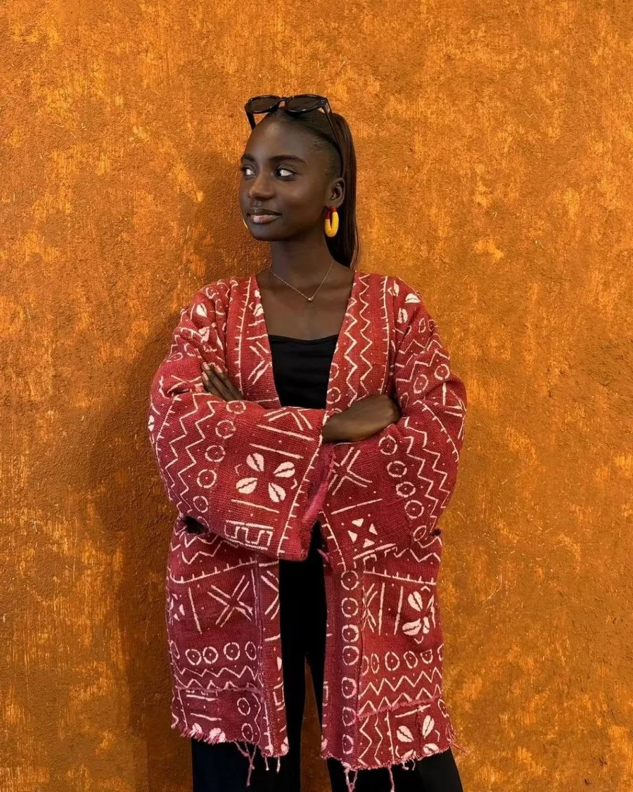 Kimono bogolan rouge, bras croisés
