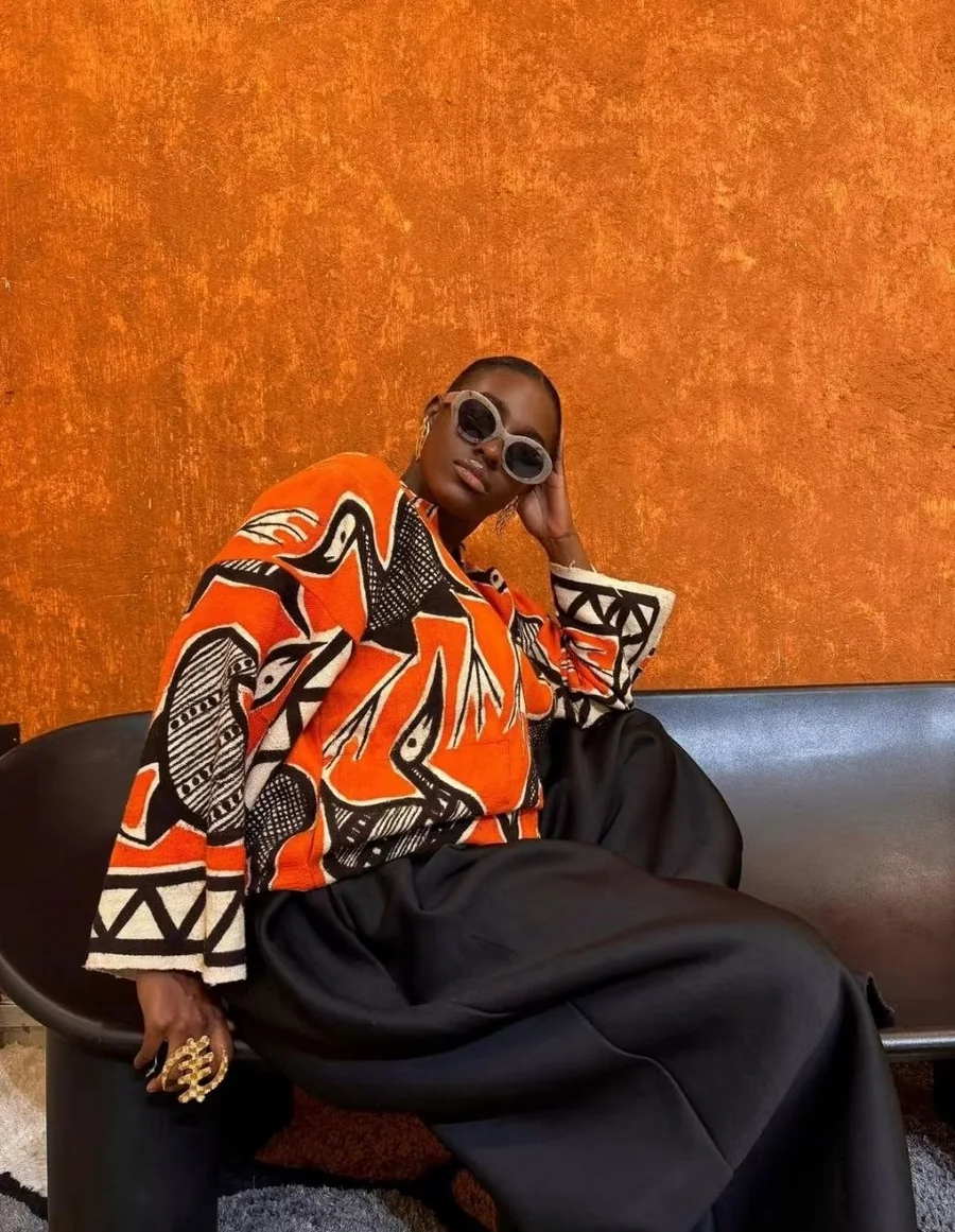 Chemise bogolan orange et noir, portée assise