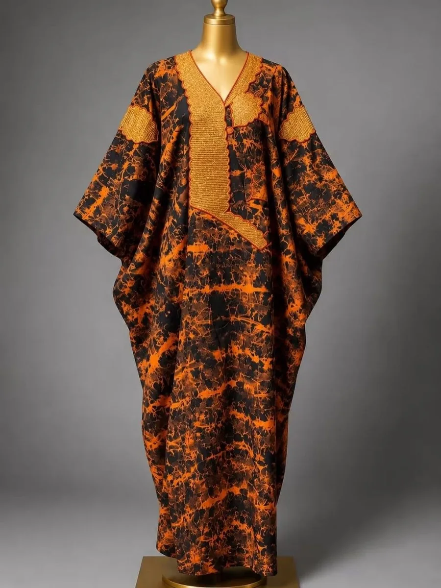 Robe ample orange et noire à plastron jaune, sur mannequin