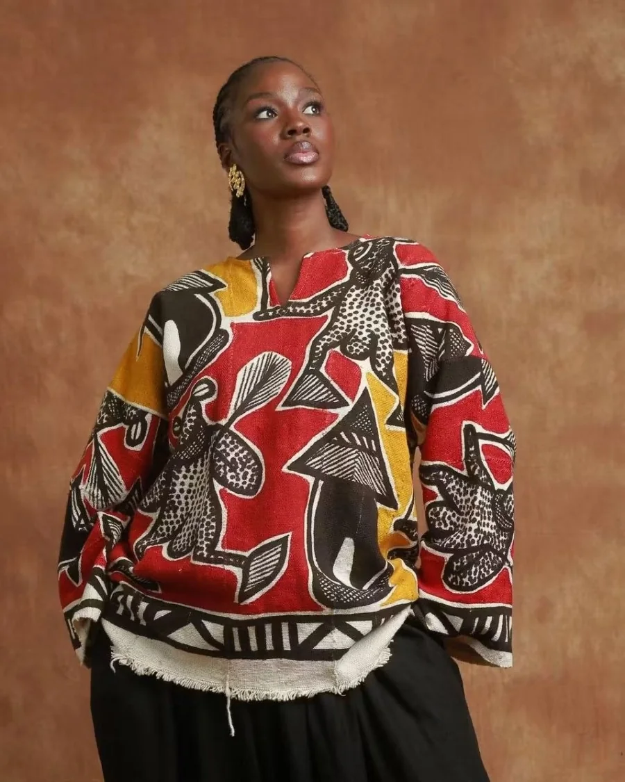 Chemise bogolan rouge, noir et jaune, bas frangé