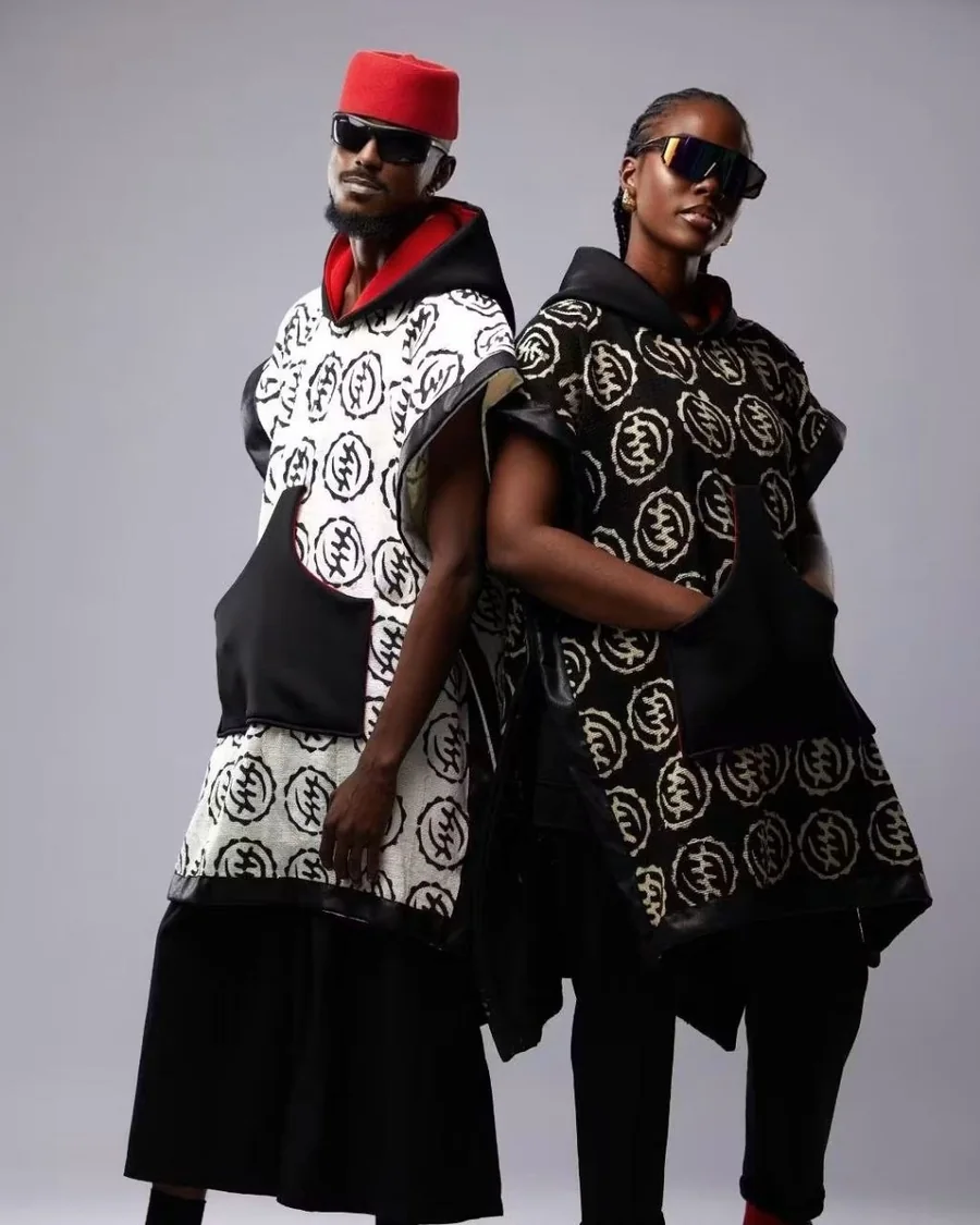Duo en tuniques Legends écrue et noire, chéchia rouge