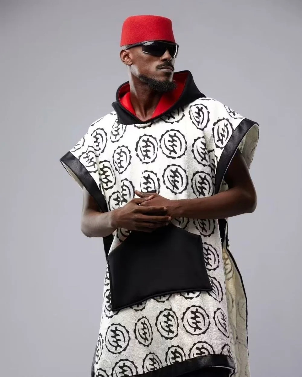 Tunique Legends écrue aux motifs Gye Nyame noirs, capuche doublée rouge, grande poche noire